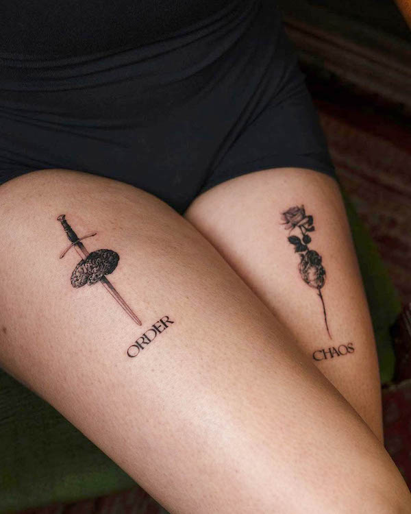 Tatuaggi di caos e ordine sulle cosce di @gemil_grim