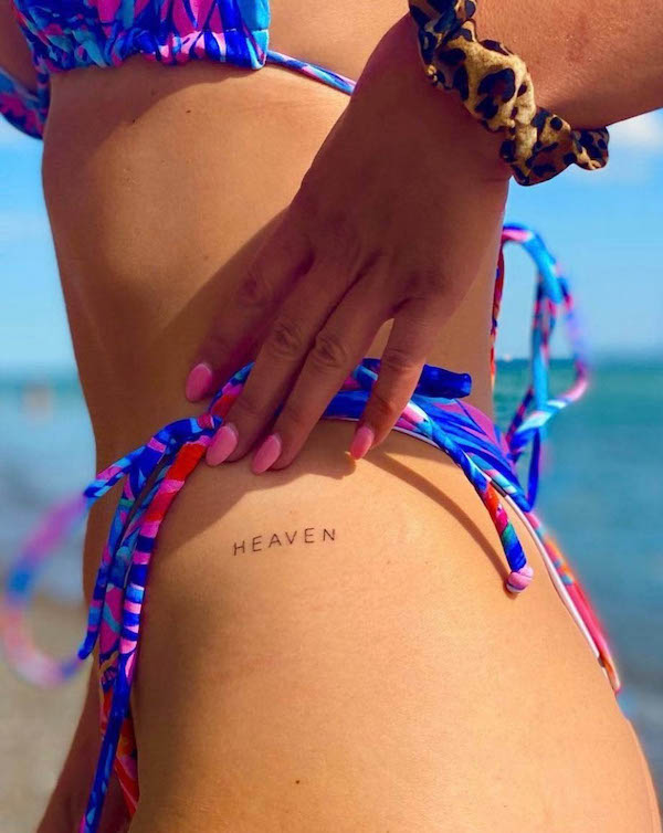 tatuaggio con una sola parola su fianchi e cosce di @joannamroman