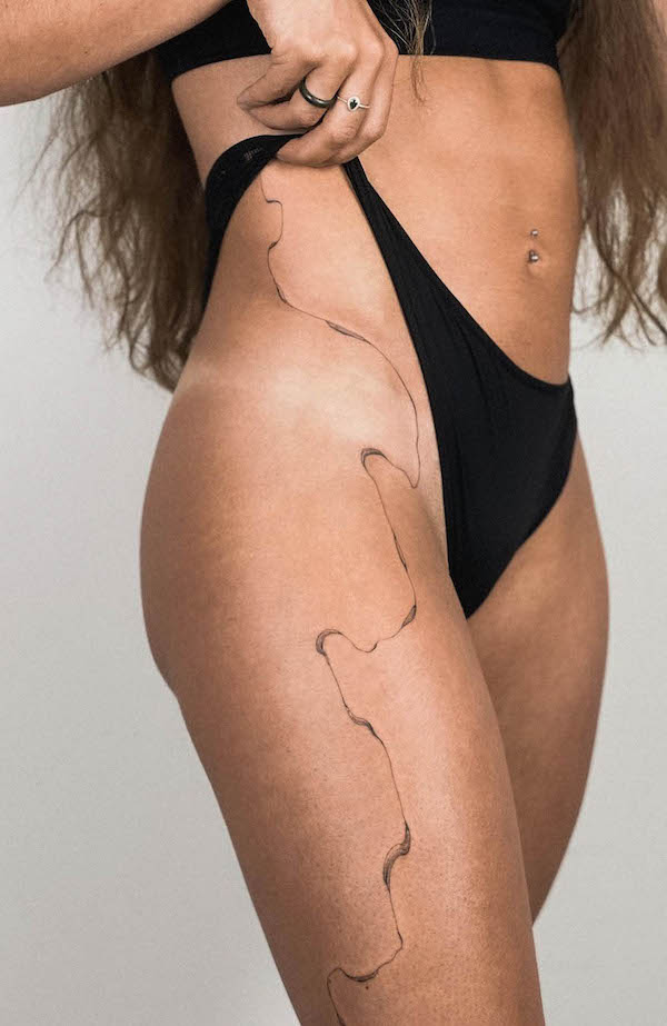 Tatuaggio a linea singola laterale della coscia di @mackro.ttt_