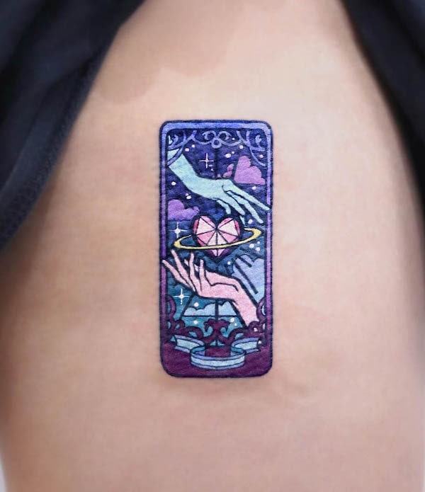 Tatuaggio sulla coscia con i tarocchi di @tattooist_sigak