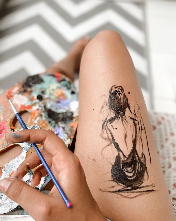 Tatuaggio artistico della coscia di @pranjalivart