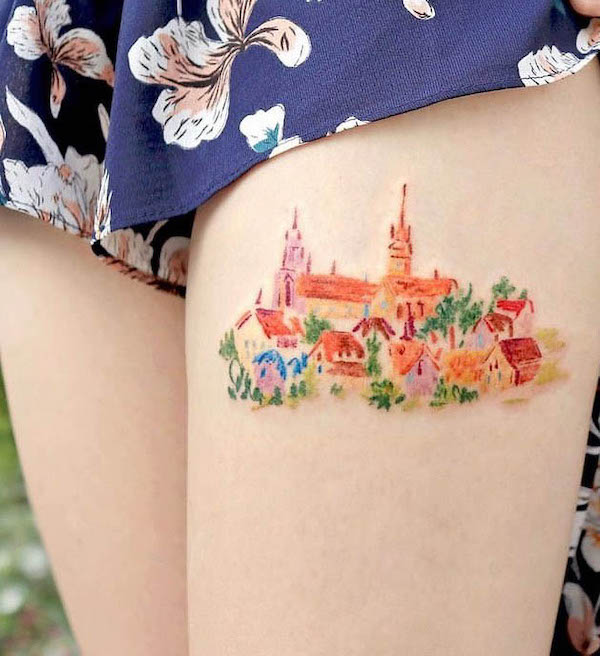 Paesaggio colorato tatuaggio coscia da @ovenlee.tattoo