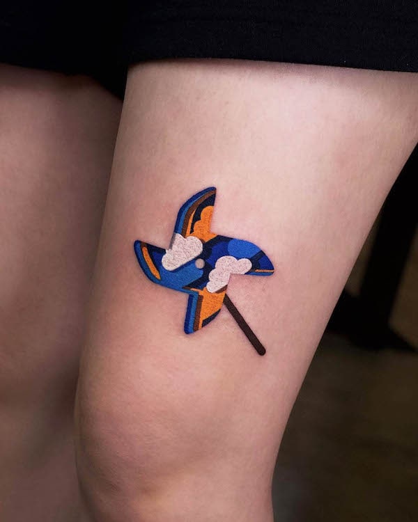Tatuaggio origami con mulino a vento sulla coscia di @zoonmo