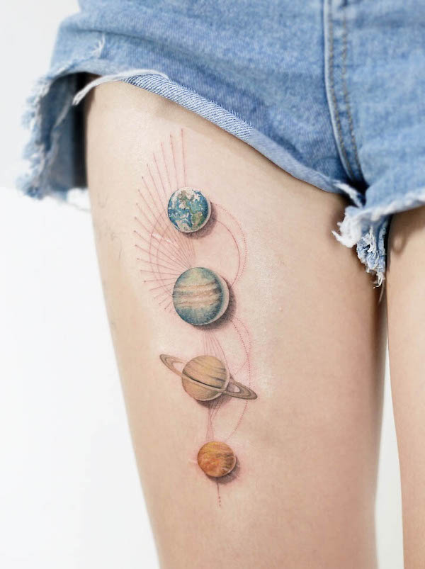 Tatuaggio cosmico sulla coscia con pianeti multicolore di @tattooist_doy