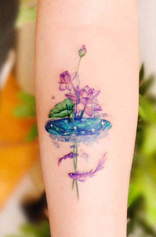 Tatuaggio sul braccio con rose acquerellate di @ravenonetattoo