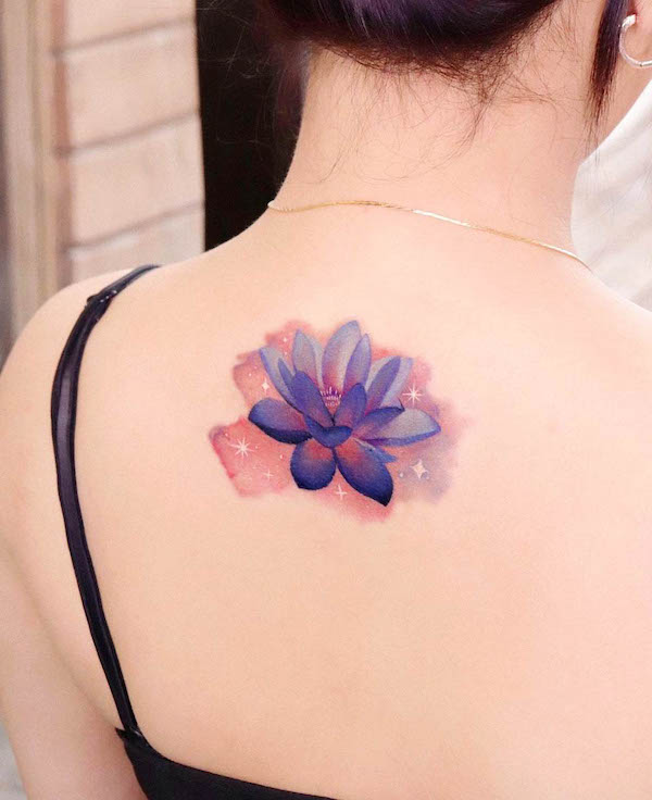 Tatuaggio acquerello con loto sulla schiena di @peria_tattoo