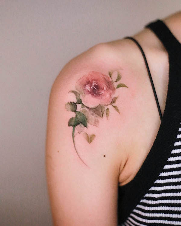 Tatuaggio sulla spalla con rosa acquerellata di @narrtats