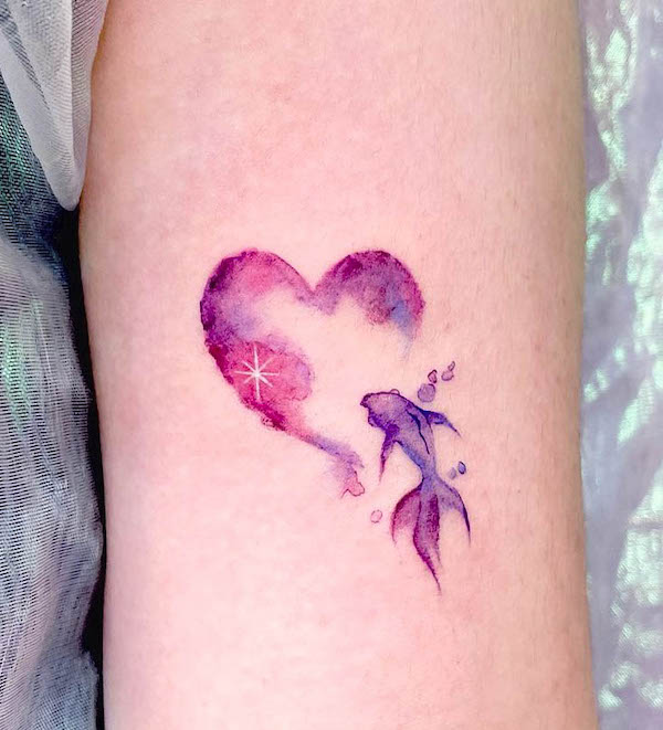 Tatuaggio acquerello con pesce e cuore di @plastic_tattoo