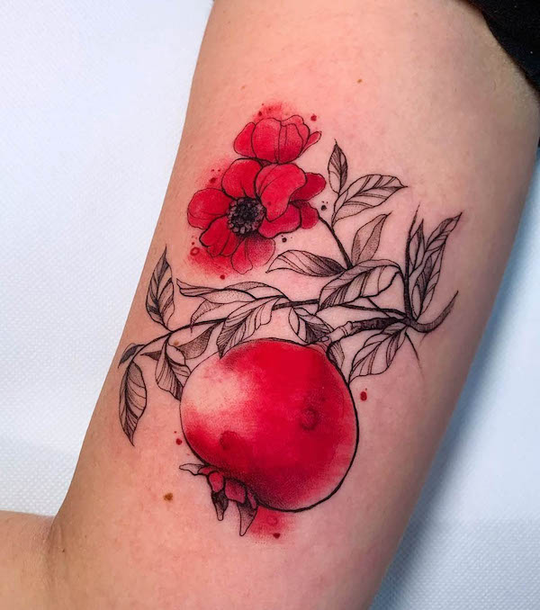 Tatuaggio ad acquerello con melograno e fiore di @marta_atzeni_tattoo