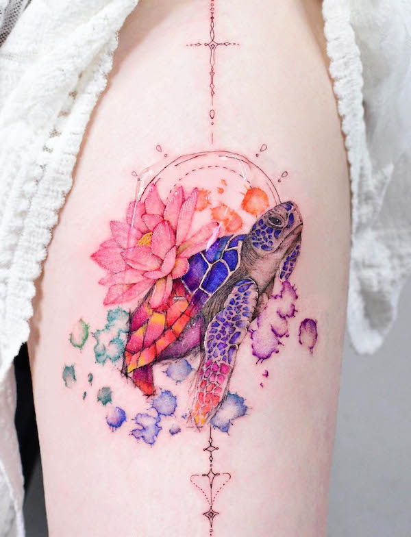 Bellissimo tatuaggio a manica di tartaruga di @yerae_tt