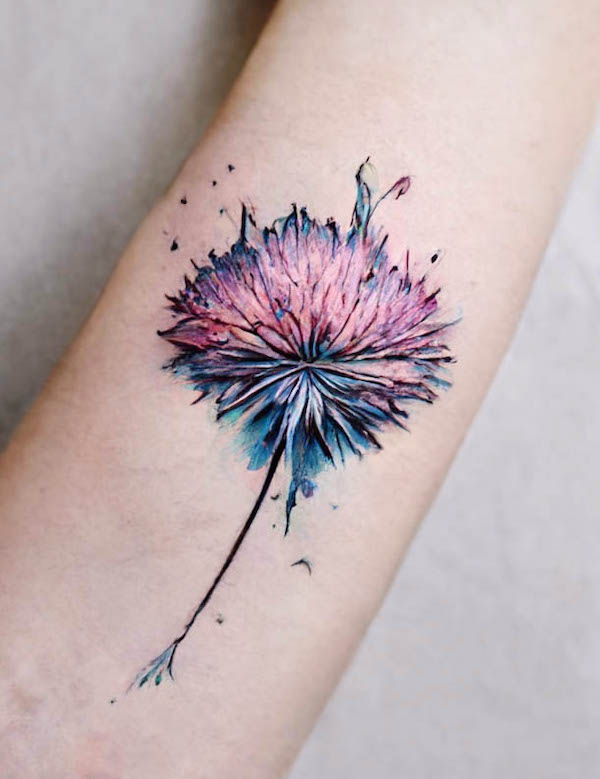 Tatuaggio con dente di leone acquerellato