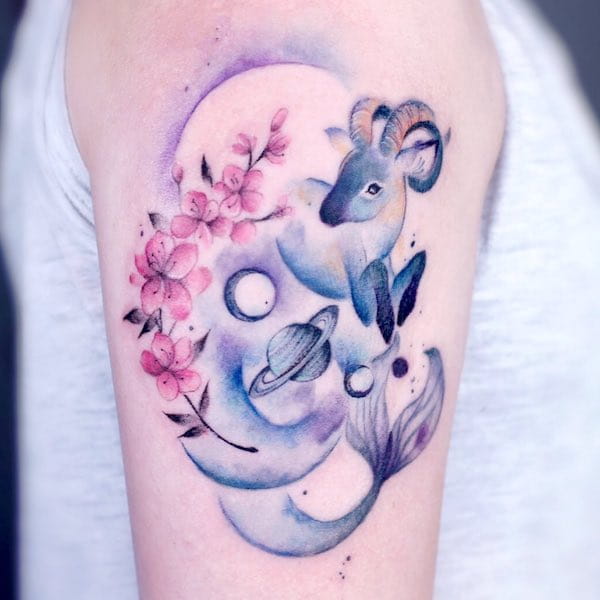 Un simpatico tatuaggio acquerellato sulla manica di Sea-Goat di @doggy_tattooist