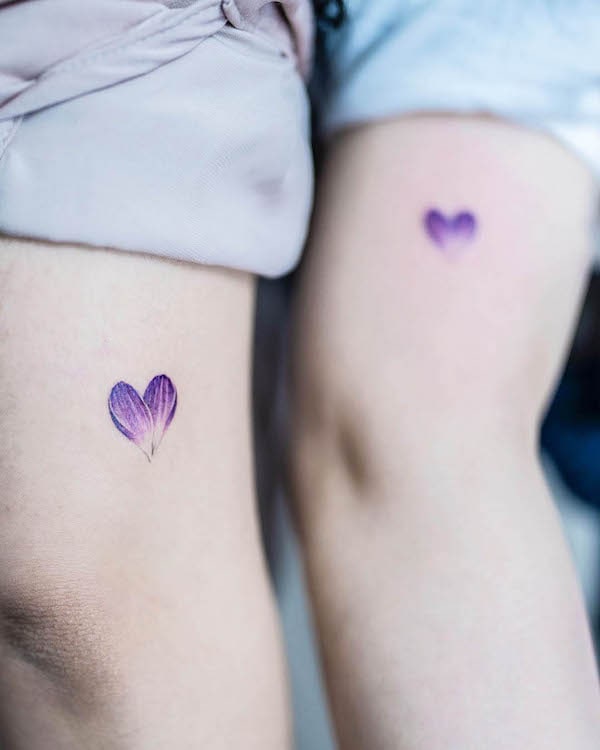 Tatuaggio acquerello con cuori viola di @tattooist_color.b