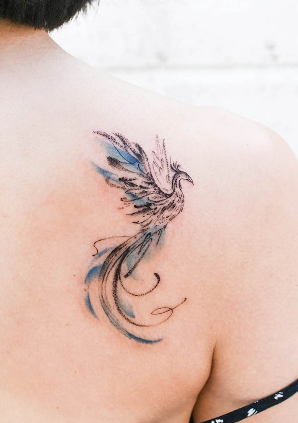 Piccola fenice ad acquerello sulla scapola di @joytattoo_