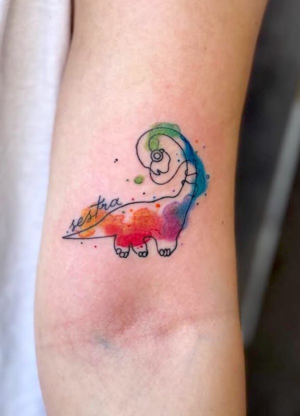Tatuaggio acquerello con piccolo dinosauro di @livingartgallery