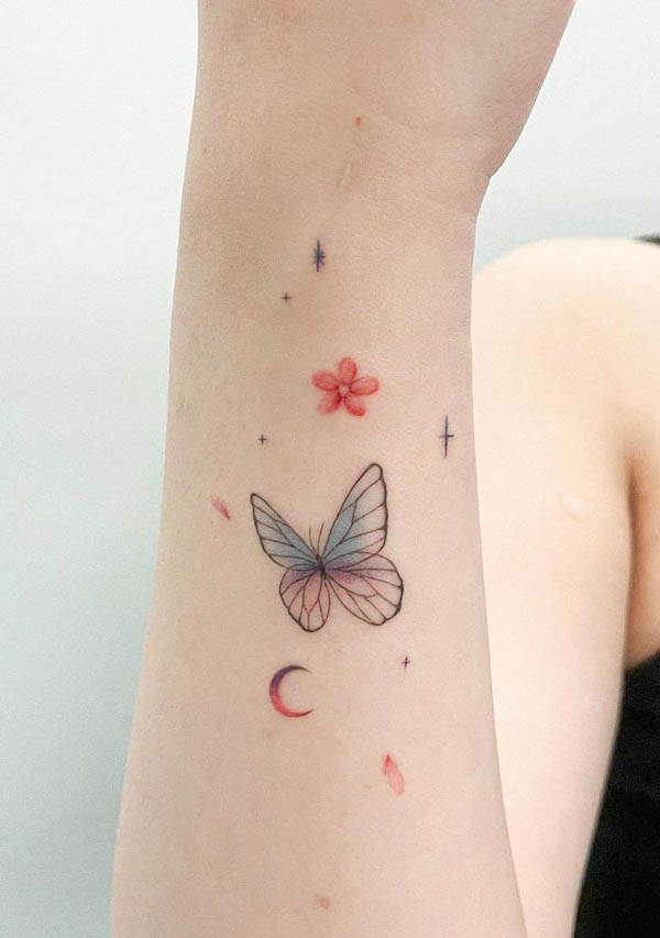 Tatuaggio acquerellato con fiori e farfalle di @tattoo_olive_u