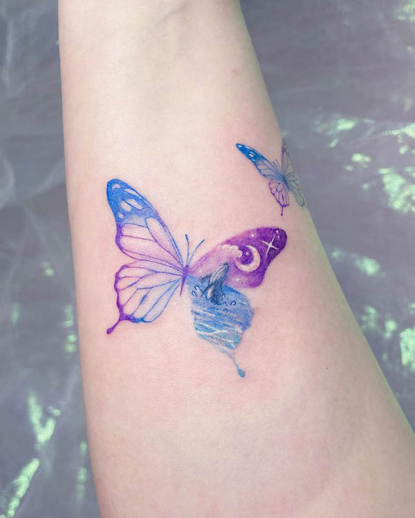 Tatuaggio a farfalla acquerellata di @plastic_tattoo