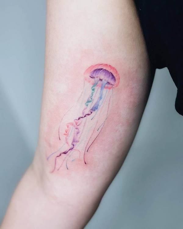 Tatuaggio di medusa acquerellata di @hailey_blossom