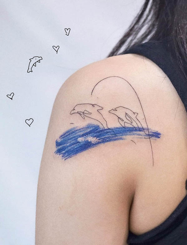 Tatuaggio semplice con delfino acquerellato di @swingneedles