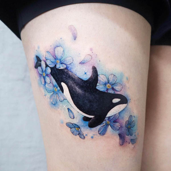 Tatuaggio sulla coscia con acquerello di balena assassina di @siren_ink