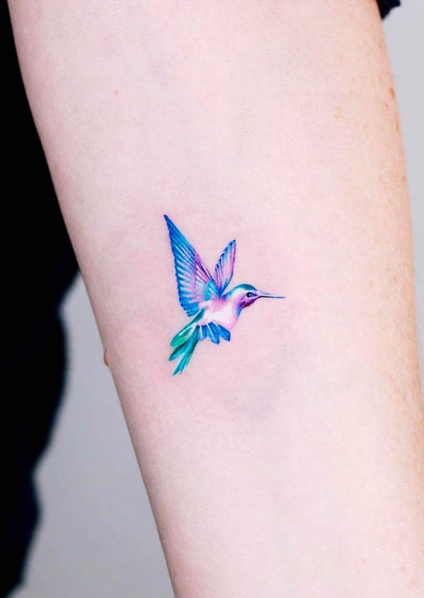 Tatuaggio di un piccolo uccello acquerellato di @guseul_tattoo