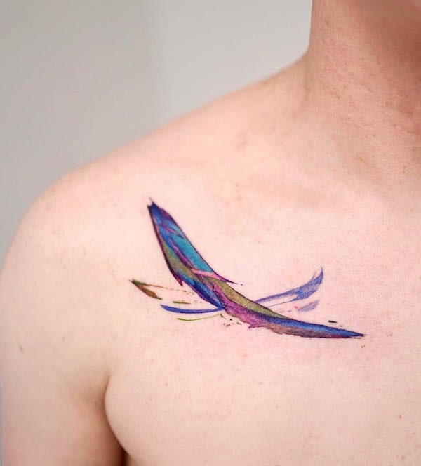 Tatuaggio con piume acquerellate di @9room_tattoo