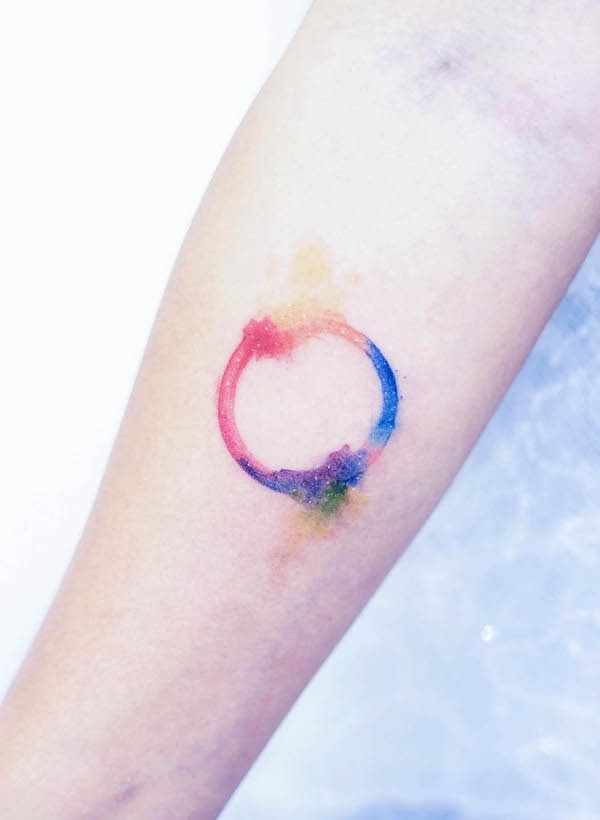 Tatuaggio con cerchio acquerellato da @minitattoo.ren
