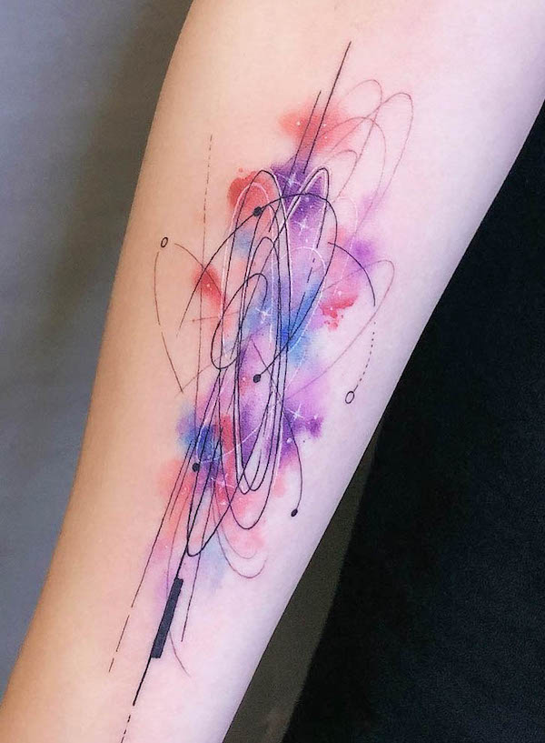 Tatuaggio astratto con orbita acquerellata di @doggy_tattooist