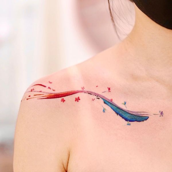 Vento e fiore tatuaggio clavicola per le donne da @9room_tattoo