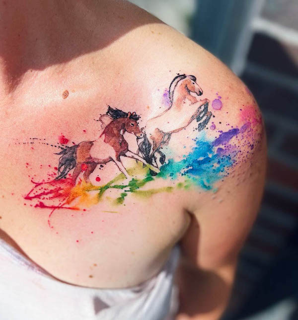 Tatuaggio di cavallo acquerellato di @tina_hundertfarben_tattoo
