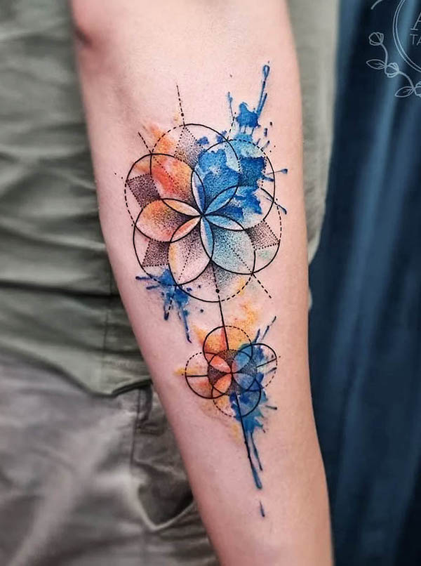 Tatuaggio geometrico a due colori sul braccio da @ada.tattoos