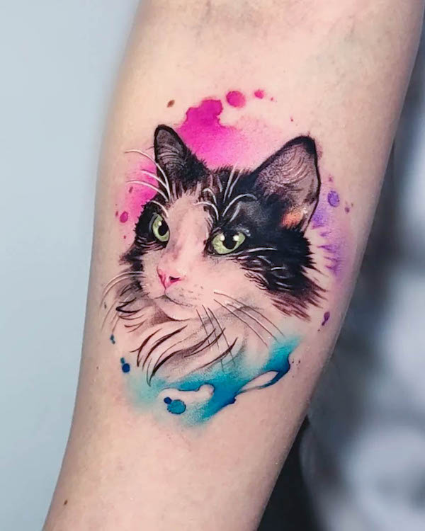 Tatuaggio di gatto acquerellato da @true.colors.tattoos