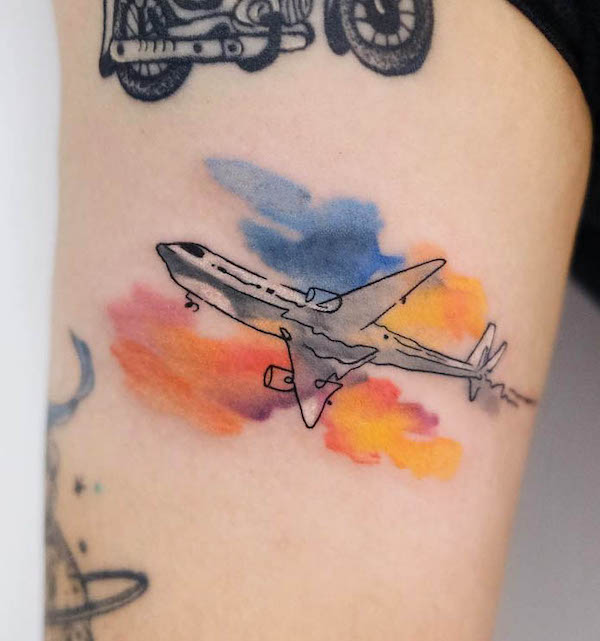Tatuaggio di un aereo con sfondo acquerellato di @ching_artist