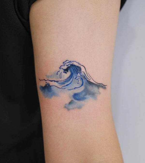 Tatuaggio acquerello a onde di @ching_artist