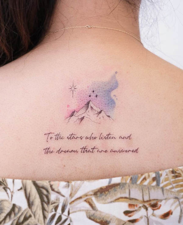 Tatuaggio con citazione di montagna semplice di @hktattoo_tina