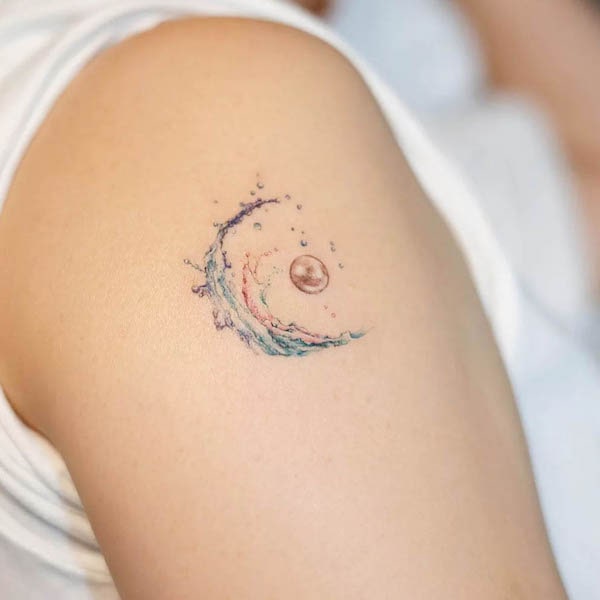 Tatuaggio con onde e perle di @handitrip