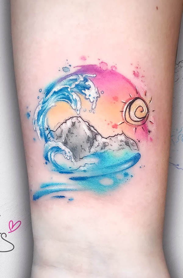 Tatuaggio acquerellato con montagna e paesaggio marino di @gretamorks