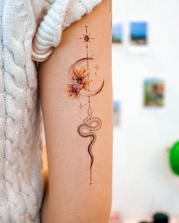 Tatuaggio acquerello con fiori e serpenti di @tattooist_giho