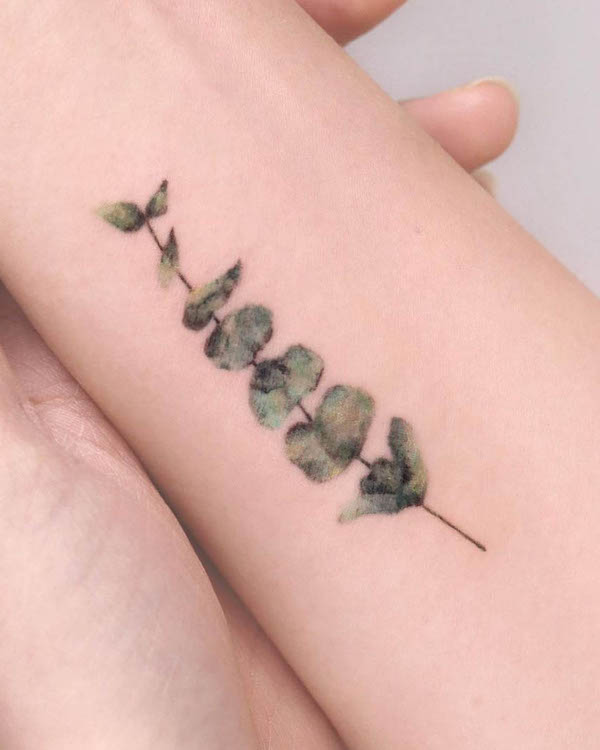 Tatuaggio con foglie acquerellate di @tattooist_hei