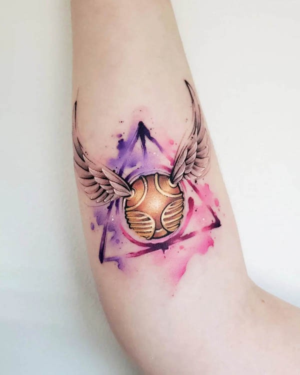 Il tatuaggio di Harry Porter con il boccino d'oro di @true.colors.tattoos