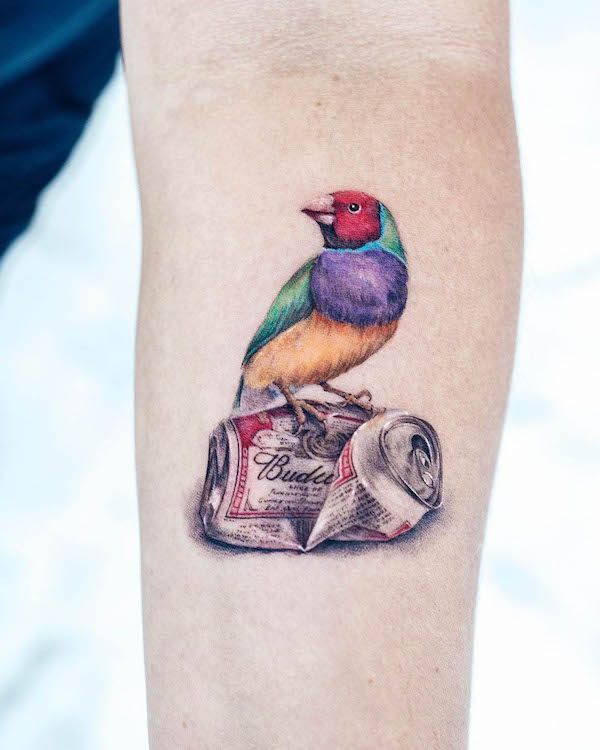 Tatuaggio di uccello realistico di @tattooist_color.b