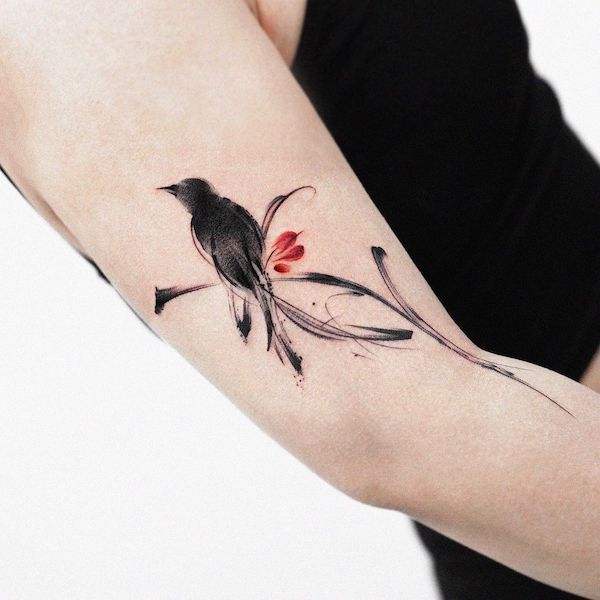 Tatuaggio astratto di uccello nero in stile ink wash di @mukyeon_tattoo