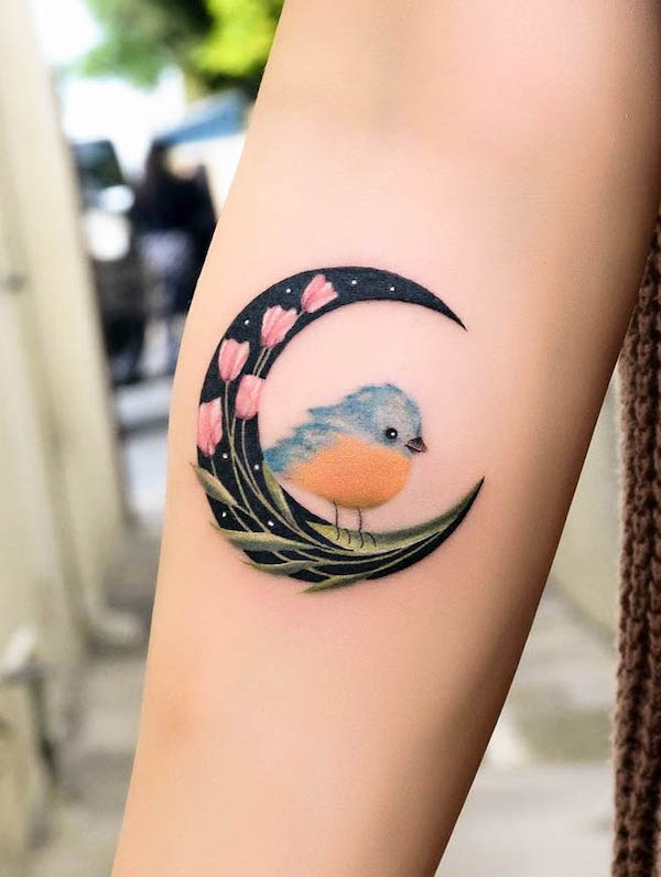 Tatuaggio floreale con luna e uccelli di @ms_aleen