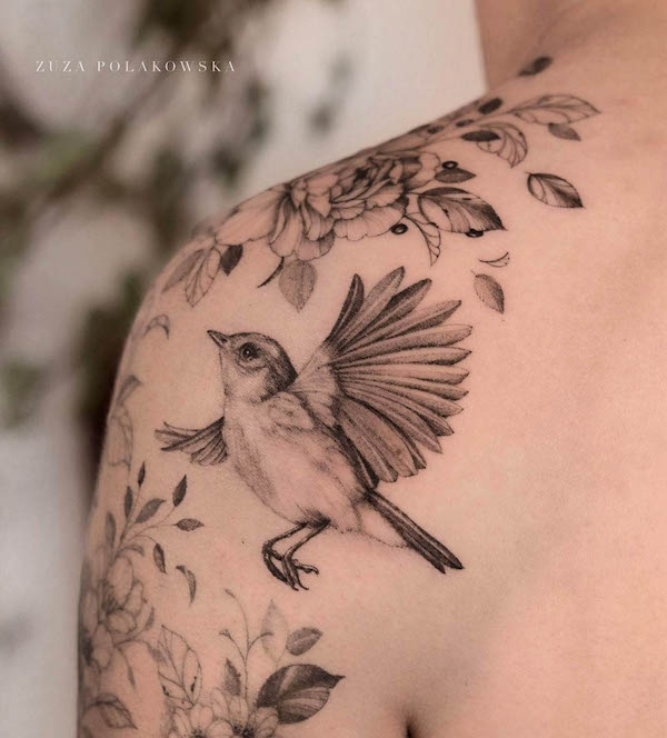 Tatuaggio di uccelli sulla spalla e sul braccio di @zuzapolakowska