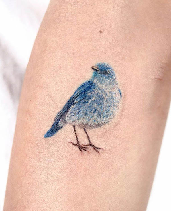 Tatuaggio con uccello blu punzecchiato a mano di @baekya_tt