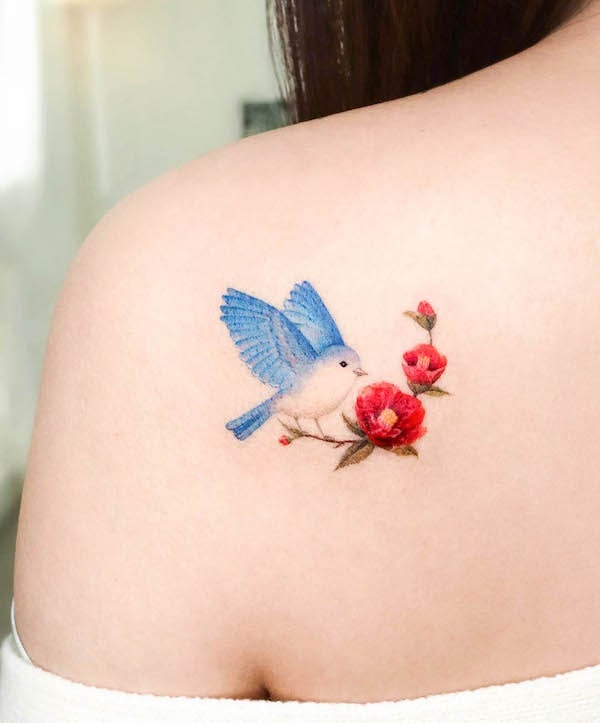 Tatuaggio con uccellino blu e fiore rosso di @eunyutattoo