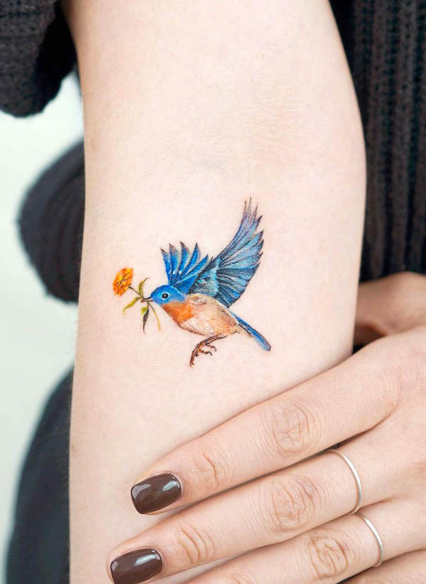 Uccello azzurro e mughetto nella valle di @tilda_tattoo