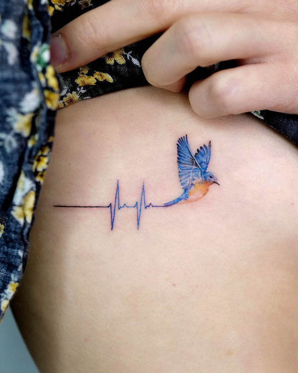 Tatuaggio con linea della vita e uccello volante di @guseul_tattoo