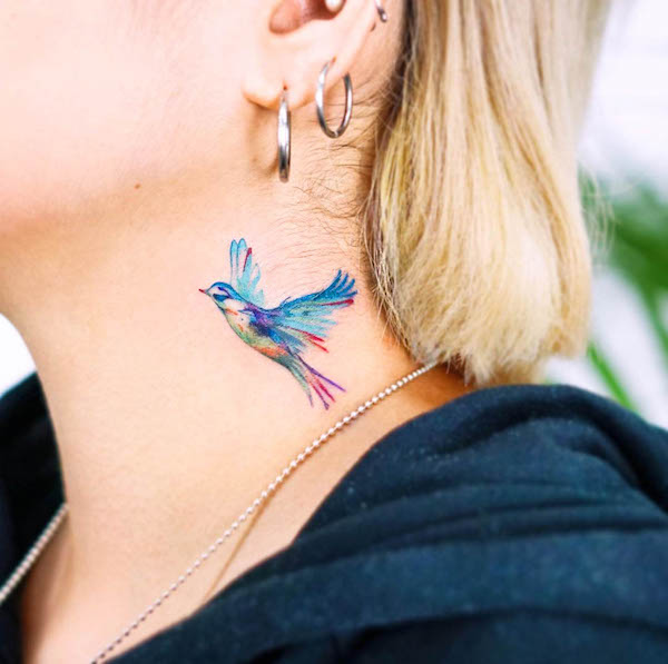 Tatuaggio sul collo di uccello blu di @9room_tattoo