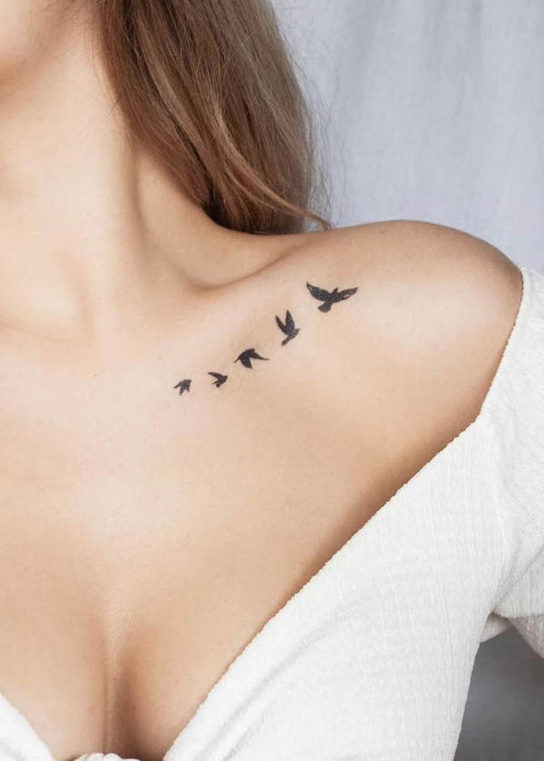 Tatuaggio di uccelli volanti sulla clavicola di @fputak